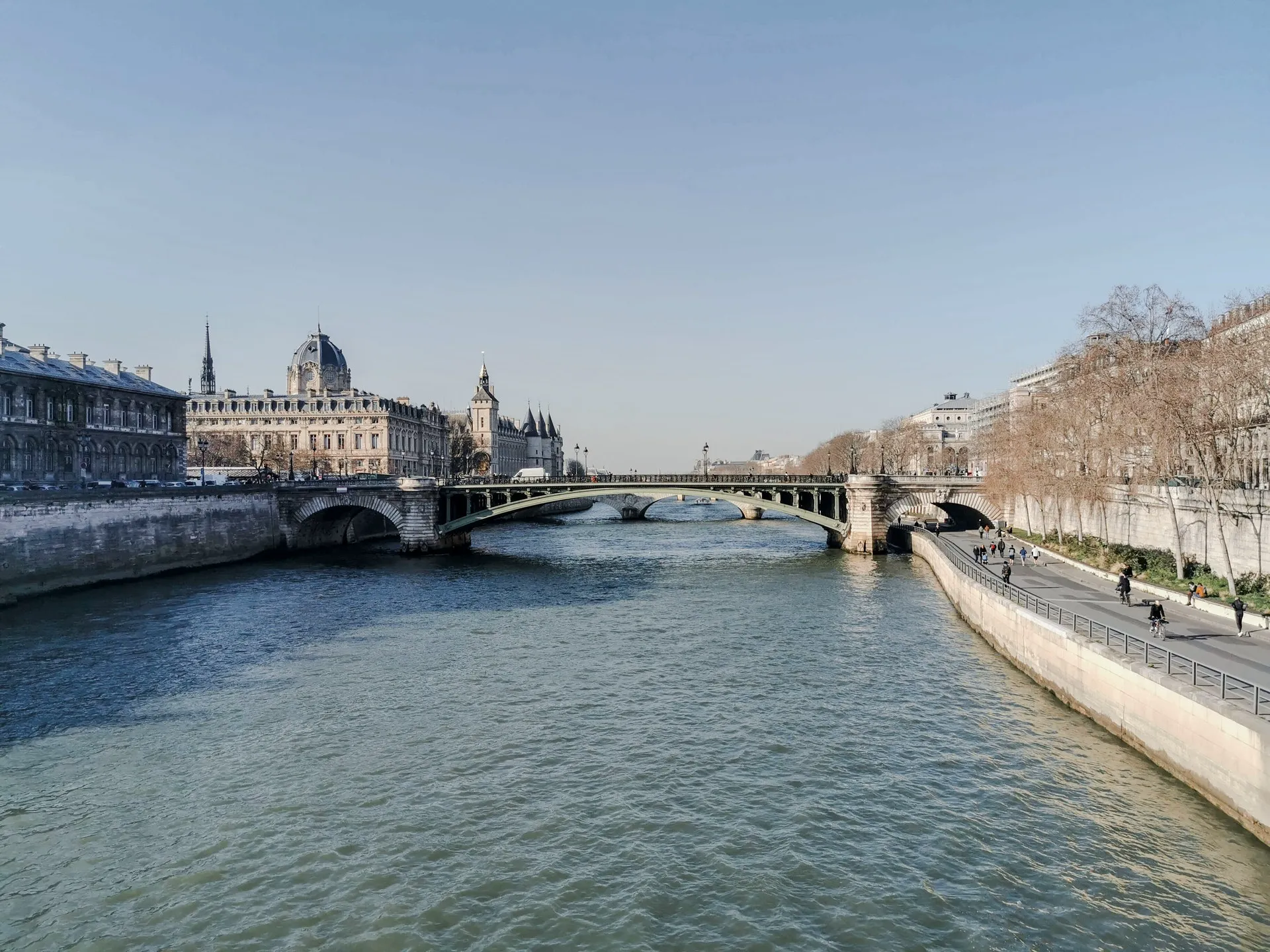 VTC Mantes-la-Jolie : un trajet direct vers Paris et la petite couronne